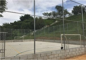 Campo de futebol visto de cima, pronto para receber a comunidade.