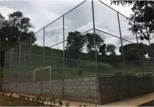 Quadra esportiva cercada, entregue para a prática esportiva do bairro.