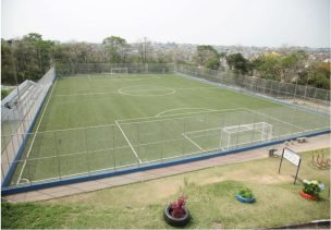Quadra poliesportiva revitalizada com novo alambrado e traves.