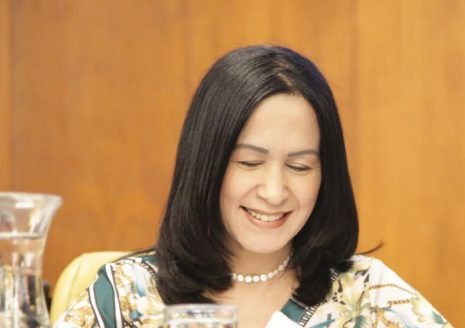 A candidata Noemi Nonato sorrindo durante sessão na Câmara Municipal