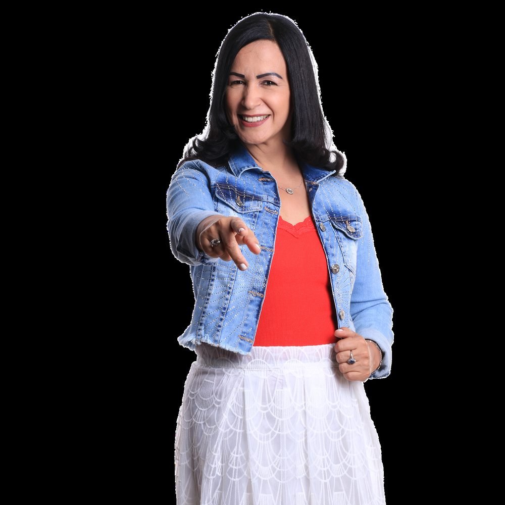 A candidata Noemi Nonato de jaqueta jeans apontando para a frente