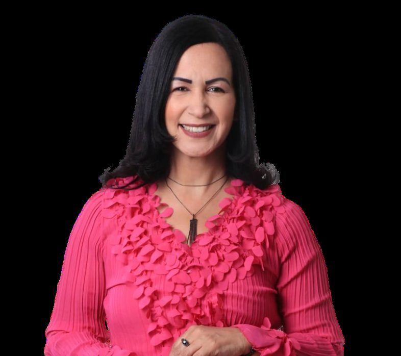 A candidata Noemi Nonato em retrato oficial de blusa rosa