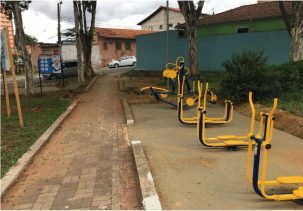 Instalação de aparelhos de ginástica para crianças e idosos.