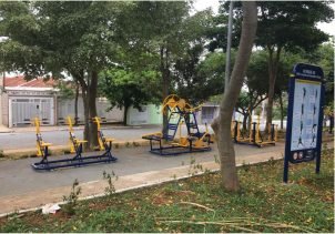 Praças revitalizadas com nova iluminação e paisagismo na Zona Leste.